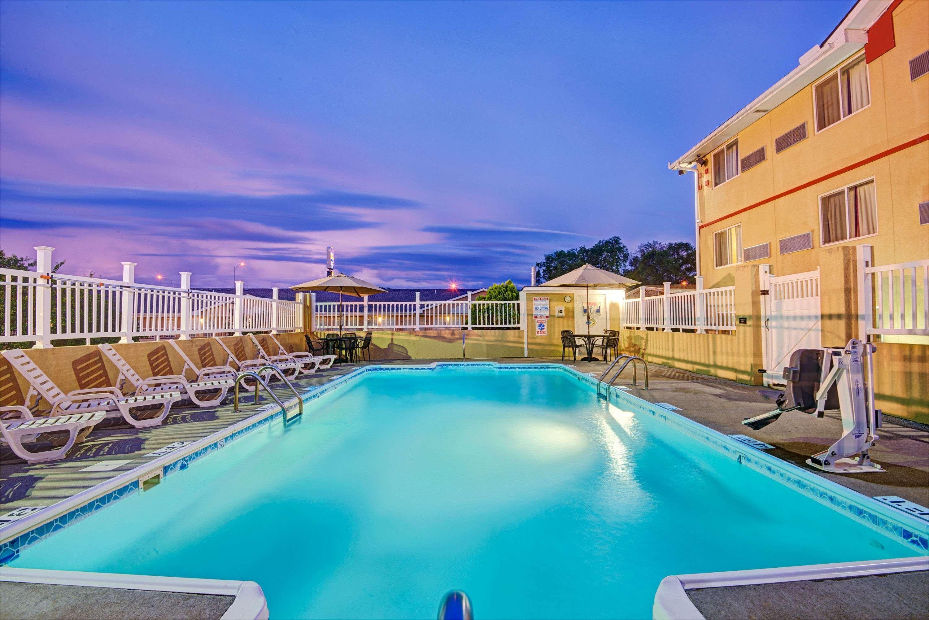 Super 8 By Wyndham Independence Kansas City Exterior foto
